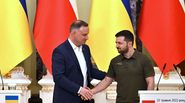 Ukrainian President Volodymyr Zelensky (R) and his Polish counterpart Andrzej Duda shake hands during a press conference following their talks in Kiev on May 22, 2022. - Sputnik International
