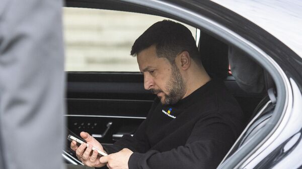  Президент Украины Владимир Зеленский сидит в машине возле дворца Бельвю в Берлине, Германия - Sputnik International