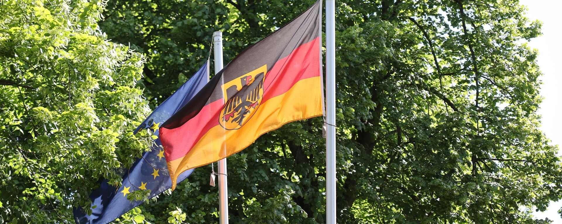 The flags of the EU and Germany wave on the territory of the German consulate general in Kaliningrad, Russia - Sputnik International, 1920, 09.10.2024