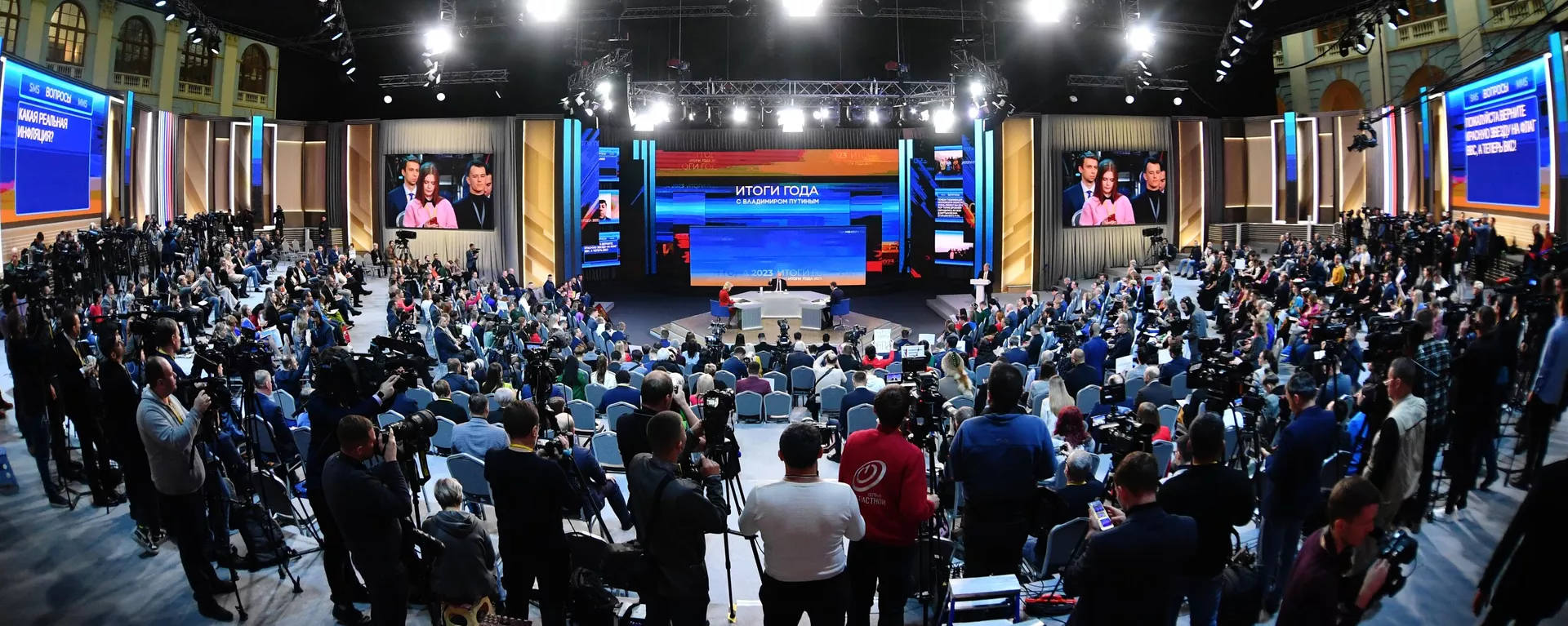 Journalists attend the Russian President Vladimir Putin's Direct Line - Sputnik International, 1920, 31.05.2024