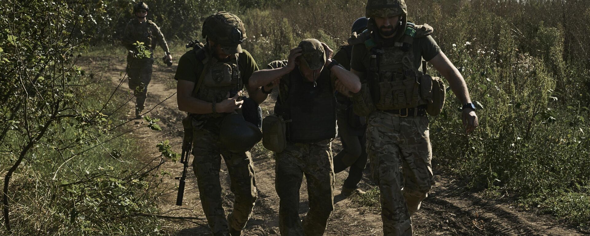 Ukrainian servicemen help to evacuate a wounded soldier on Aug. 30, 2023.  - Sputnik International, 1920, 02.07.2024