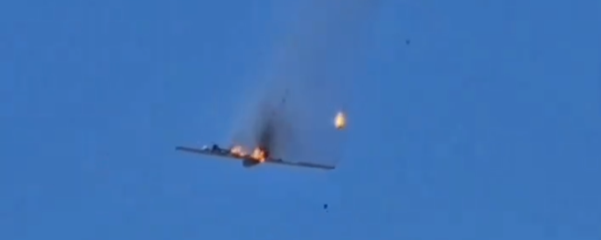 An Israeli Hermes drone falls from the skies after being struck by a Hezbollah surface-to-air missile over southern Lebanon. Screenshot of social media video. - Sputnik International, 1920, 01.06.2024