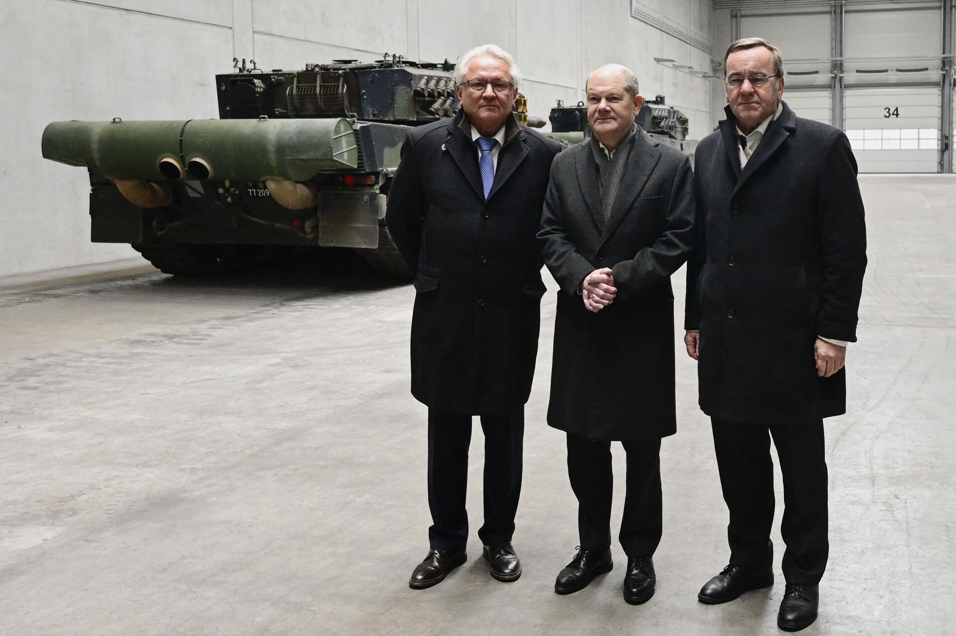 German Chancellor Olaf Scholz (C), German Defence Minister Boris Pistorius (R) and CEO of Rheinmetall Armin Papperger pose in front of Leopard 2 tanks in Unterluess, Germany February 12, 2024. - Sputnik International, 1920, 02.06.2024