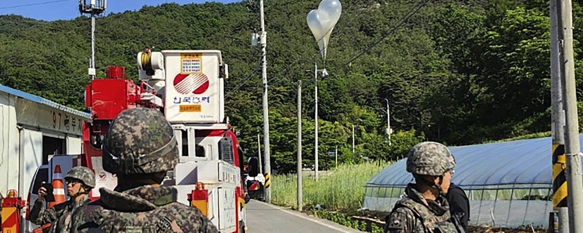 FILE - In this photo provided by Jeonbuk Fire Headquarters, balloons with trash presumably sent by North Korea, hang on electric wires as South Korean army soldiers stand guard in Muju, South Korea, on Wednesday, May 29, 2024. - Sputnik International, 1920, 02.06.2024