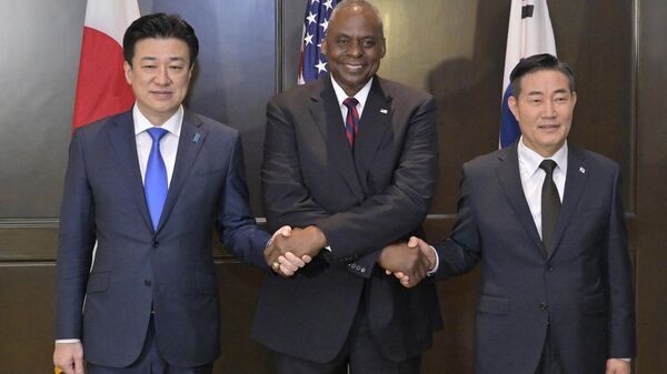 (L-R) Japan's Defence Minister Minoru Kihara, US Defence Secretary Lloyd Austin and South Korea's Defence Minister Shin Won-sik attend a trilateral meeting on the sidelines of the Shangri-La Dialogue summit in Singapore on June 2, 2024. - Sputnik International
