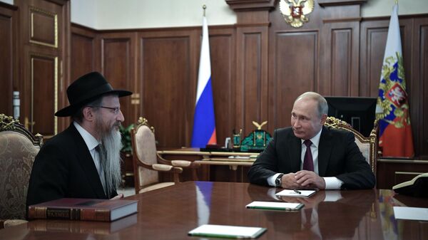 Russian President Vladimir Putin and Chief Rabbi of Russia Berel Lazar - Sputnik International
