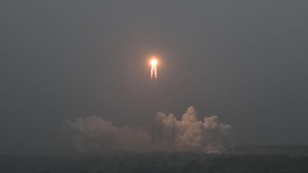 A Long March 5 rocket, carrying the Chang'e-6 mission lunar probe, lifts off as it rains at the Wenchang Space Launch Centre in southern China's Hainan Province on May 3, 2024 - Sputnik International