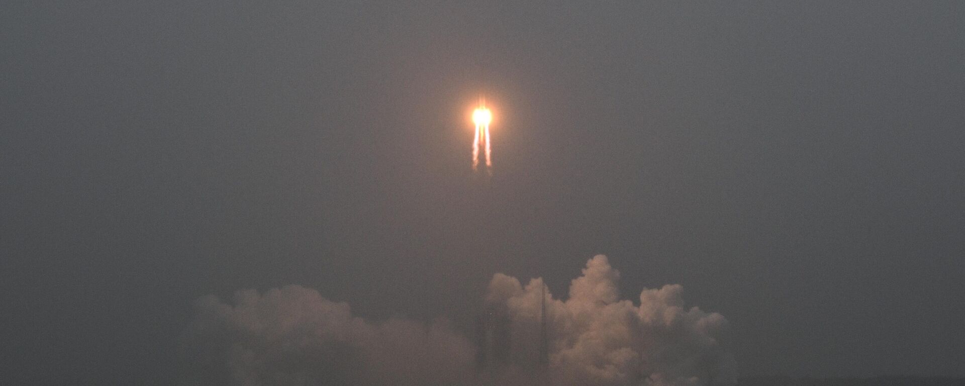 A Long March 5 rocket, carrying the Chang'e-6 mission lunar probe, lifts off as it rains at the Wenchang Space Launch Centre in southern China's Hainan Province on May 3, 2024 - Sputnik International, 1920, 05.06.2024