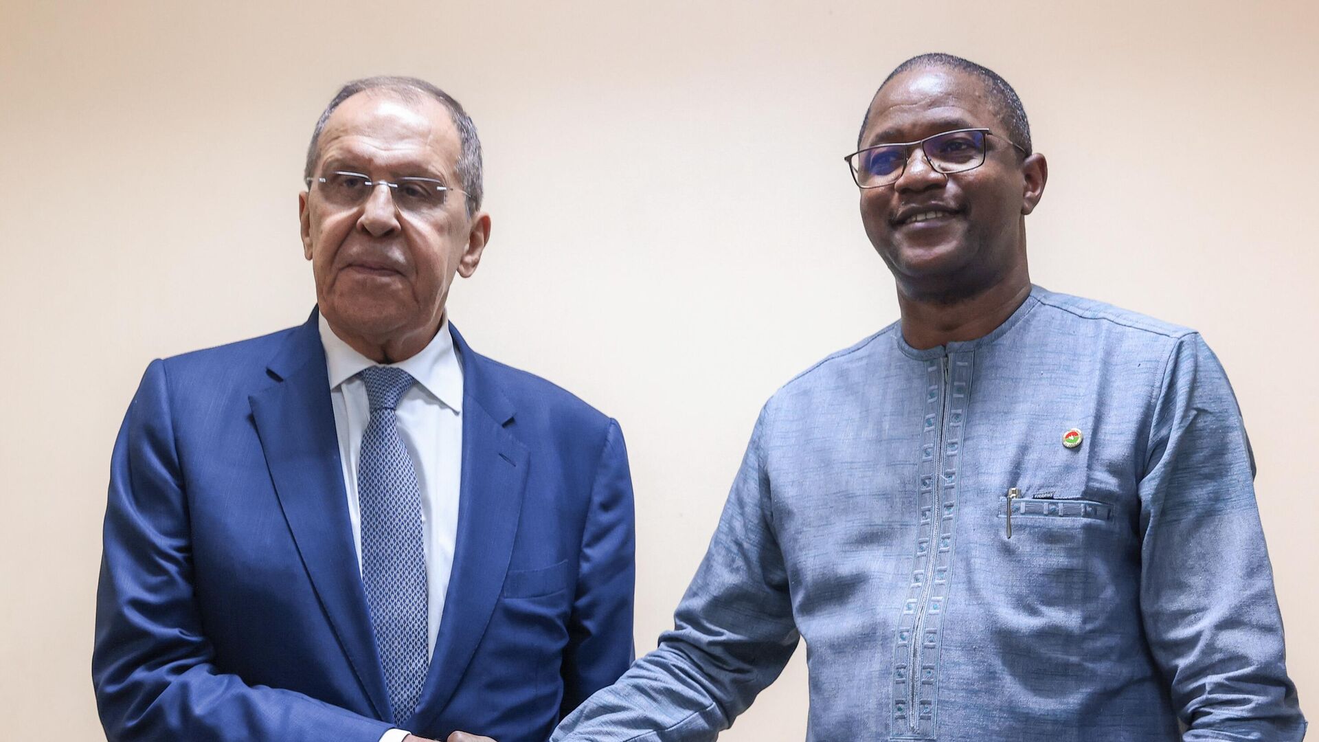 In this handout photo released by the Russian Foreign Ministry, Russian Foreign Minister Sergey Lavrov shakes hands with Foreign Minister of Burkina Faso Karamoko Jean Marie Traore during a meeting in Ouagadougou - Sputnik International, 1920, 05.06.2024