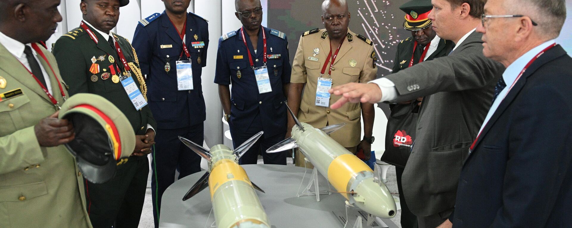 Officials from CAR, Guinea-Bissau  look at Russian anti-tank guided missiles at Army-2023 Expo - Sputnik International, 1920, 05.06.2024