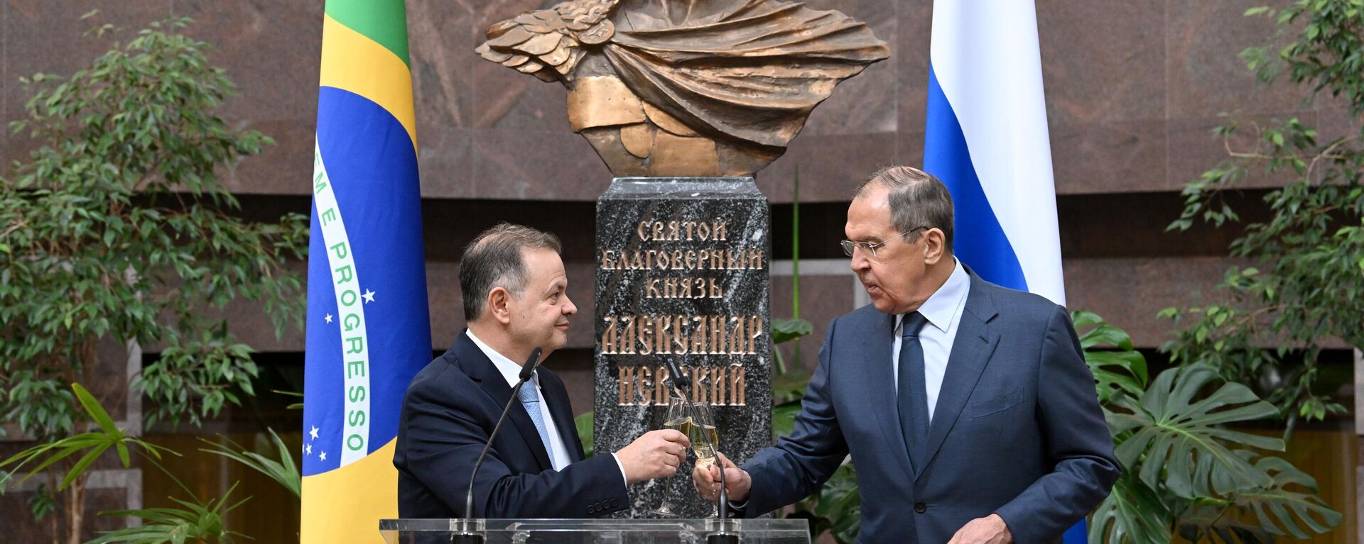 Brazilian ambassador to Russia Rodrigo de Lima Baena Soares and Russian Foreign Minister Sergey Lavrov attend the opening ceremony of an exhibition of archival materials and photographs on the occasion of the 195th anniversary of the establishment of diplomatic relations between Russia and Brazil - Sputnik International, 1920, 05.06.2024