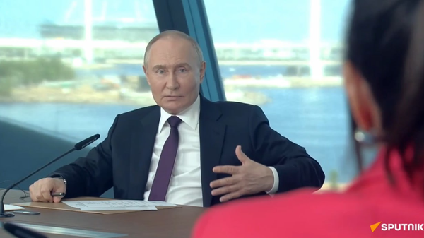 Putin talks to international media at SPIEF - Sputnik International