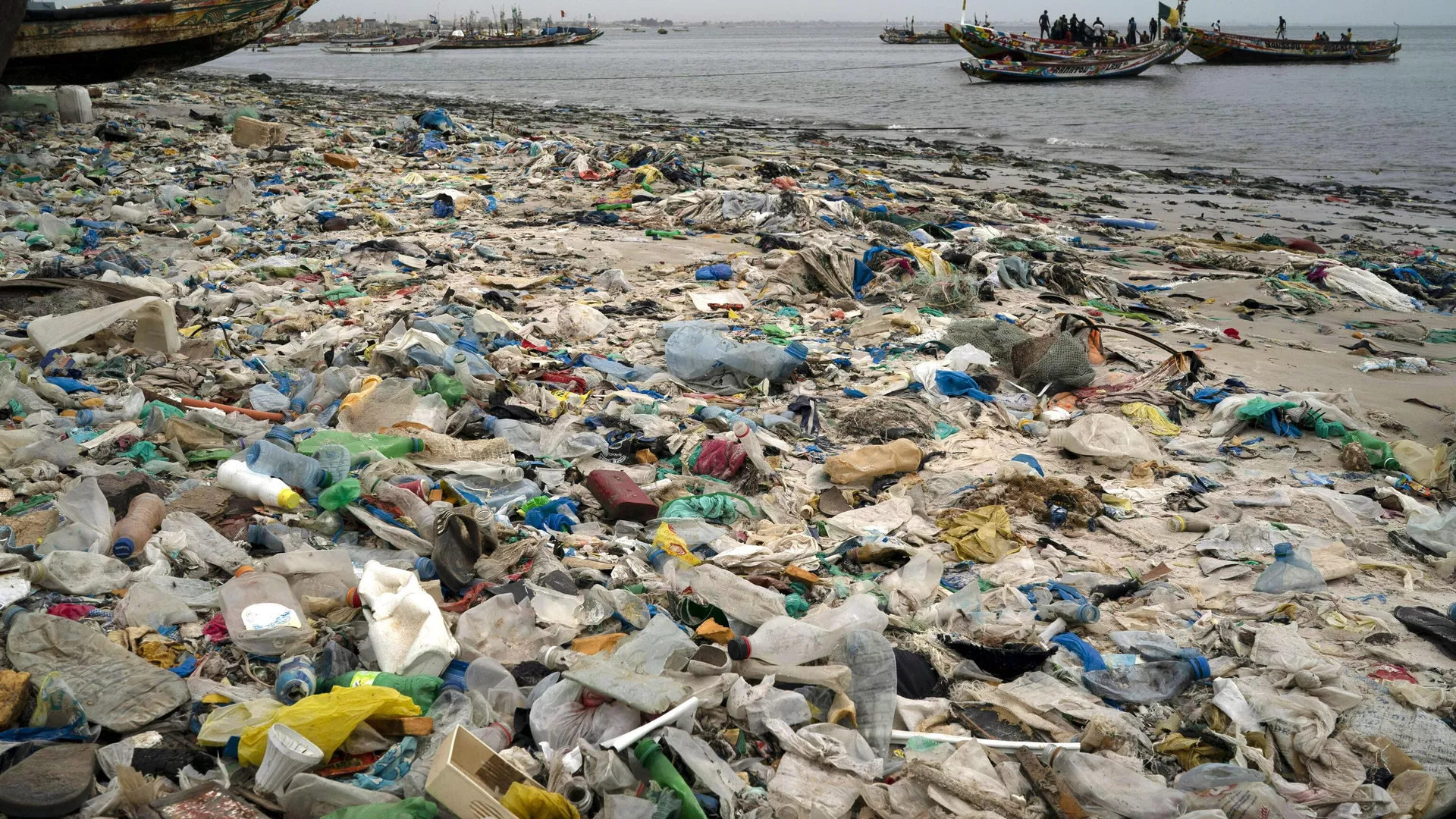 Trash and plastics litter the sand of Yarakh Beach in Dakar, Senegal, Nov. 8, 2022 - Sputnik International, 1920, 06.06.2024
