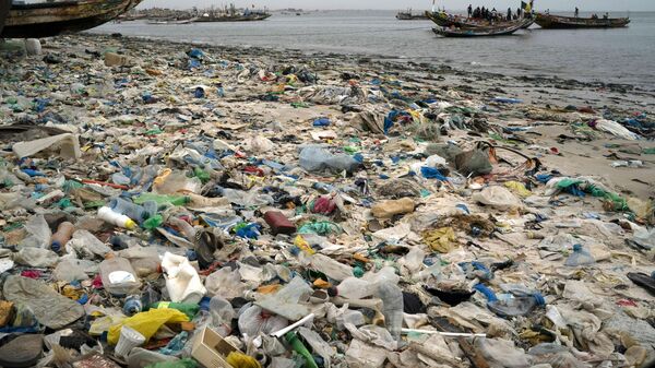 Trash and plastics litter the sand of Yarakh Beach in Dakar, Senegal, Nov. 8, 2022 - Sputnik International