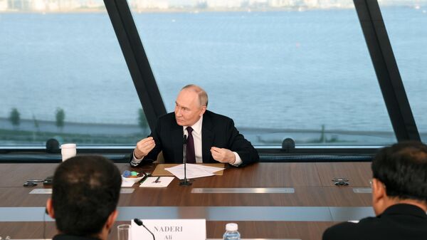 Russian President Vladimir Putin holds a meeting with top executives of international news agencies on the sidelines of the 27th Saint Petersburg International Economic Forum (SPIEF) at the Lakhta Centre in St. Petersburg, Russia. - Sputnik International