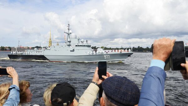 People take photos as Project 22800 Karakurt-class corvettes Sovetsk sails on Neva River during a rehearsal of the Russian Navy Day parade, in St. Petersburg, Russia. - Sputnik International