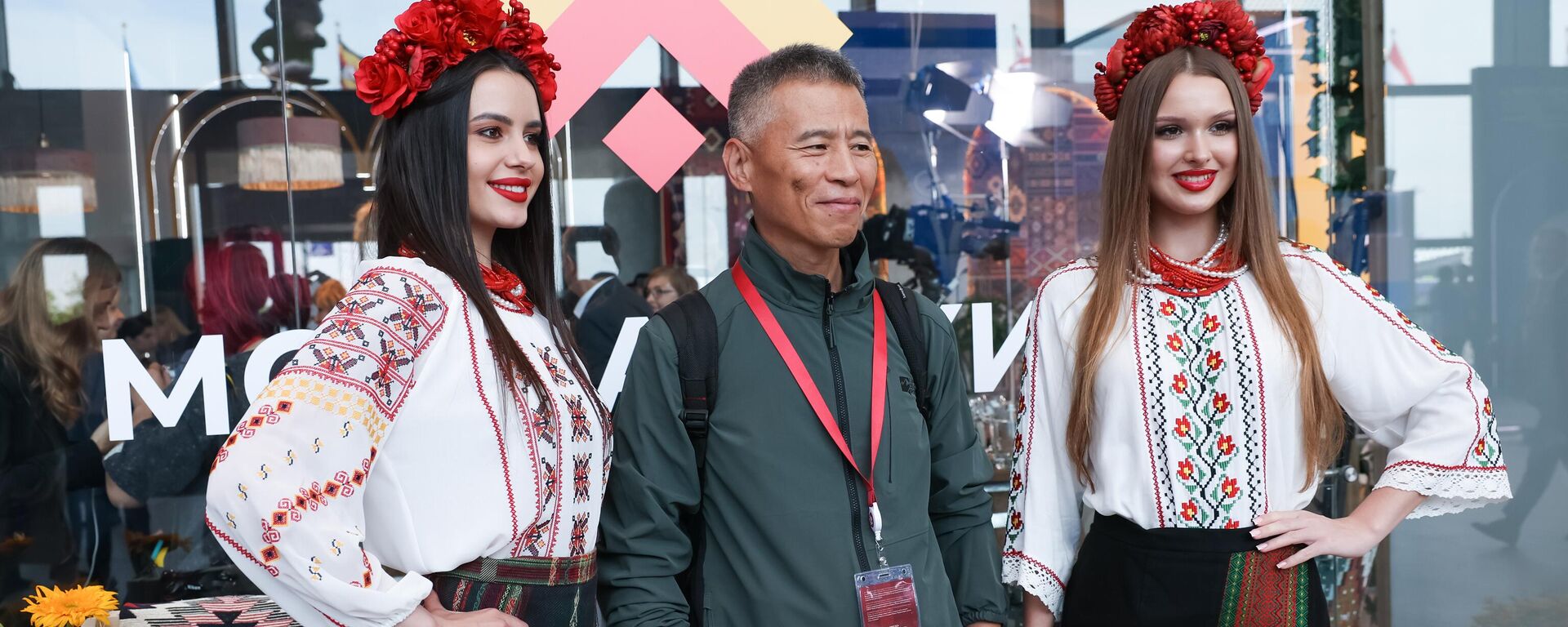 An international guest taking a photo with the forum's members dressed in traditional female costumes of the Donetsk People's Republic (DPR) - Sputnik International, 1920, 07.06.2024