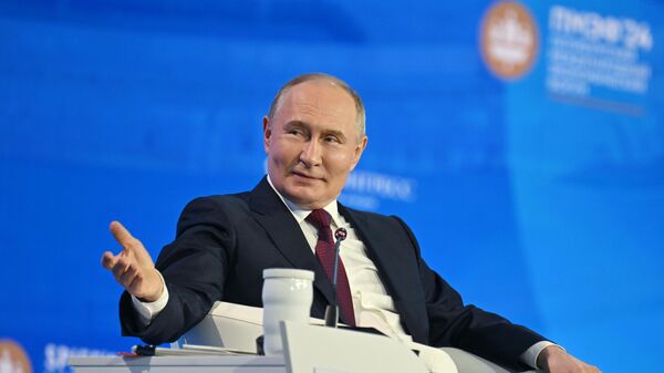Vladimir Putin participates in 2024 SPIEF plenary session - Sputnik International