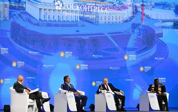 Plenary session at SPIEF-2024. From left to right: Sergey Karaganov, a Russian political scientist and economist who heads the Council for Foreign and Defense Policy, Luis Alberto Arce Catacora, President of Bolivia, Russian President Vladimir Putin, Emmerson Mnangagwa, President of Zimbabwe.  - Sputnik International