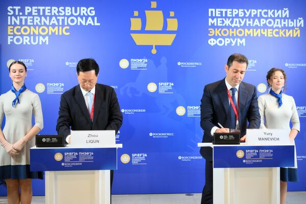Zhou Liqun, CEO of China Chengtong International Investment Co. Ltd. (left) and Yuri Manevich, CEO of Russia&#x27;s New Land Grain Corridor Group, sign an agreement at SPIEF-2024.  - Sputnik International