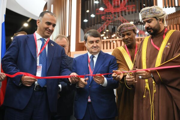 Russian presidential aide Igor Levitin, Chair of the State Council commission on transport (second from left) at the stand of the the Sultanate of Oman at SPIEF-2024.  - Sputnik International