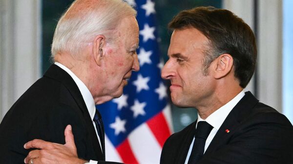 French President Emmanuel Macron (R) shakes hands with US President Joe Biden during an official state dinner as part of US President's state visit to France on June 8, 2024.  - Sputnik International