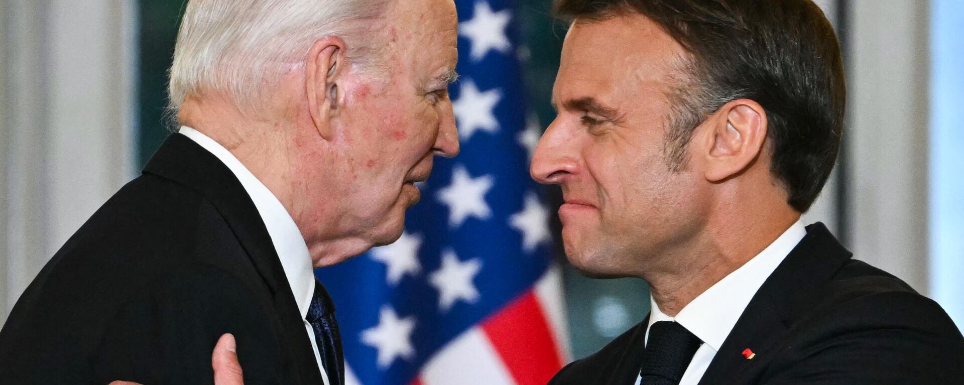 French President Emmanuel Macron (R) shakes hands with US President Joe Biden during an official state dinner as part of US President's state visit to France on June 8, 2024.  - Sputnik International, 1920, 09.06.2024