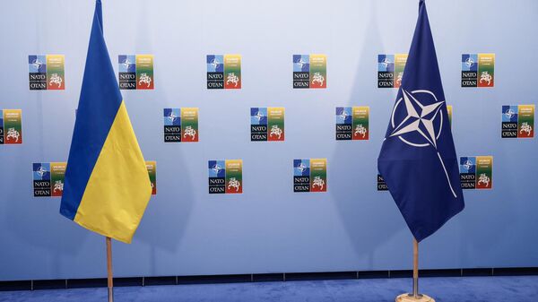 Flags of the Ukraine (L) and the NATO are pictured on the sidelines of the NATO Summit in Vilnius on July 12, 2023.  - Sputnik International