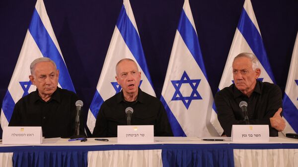 Israeli Prime Minister Benjamin Netanyahu (L), Defence Minister Yoav Gallant (C) and Cabinet Minister Benny Gantz hold a press conference in the Kirya military base in Tel Aviv on October 28, 2023 - Sputnik International