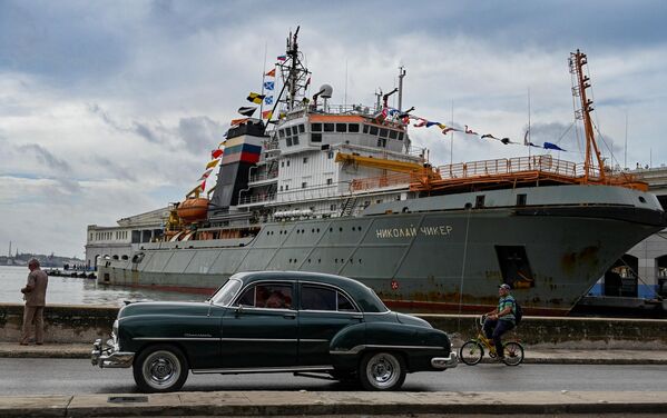 The Nikolay Chiker rescue tug ship docks at Havana&#x27;s harbor.  - Sputnik International