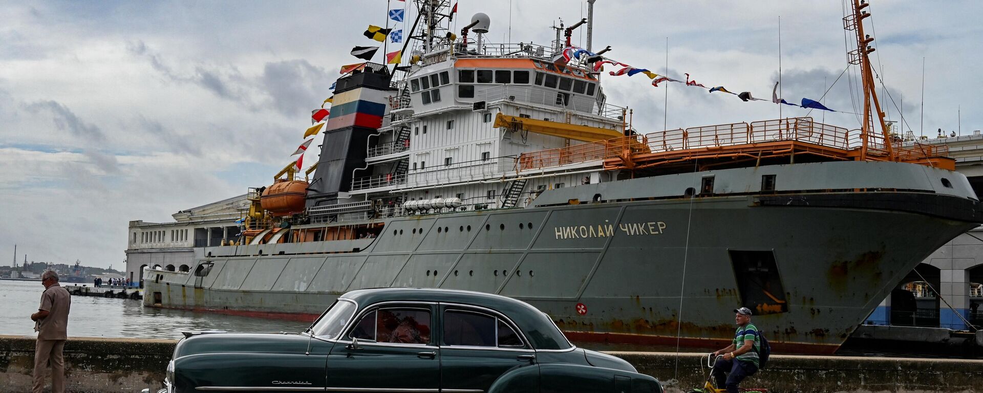 The rescue and tugboat Nikolai Chiker, part of the Russian naval detachment visiting Cuba, docks at Havana's harbor - Sputnik International, 1920, 13.06.2024