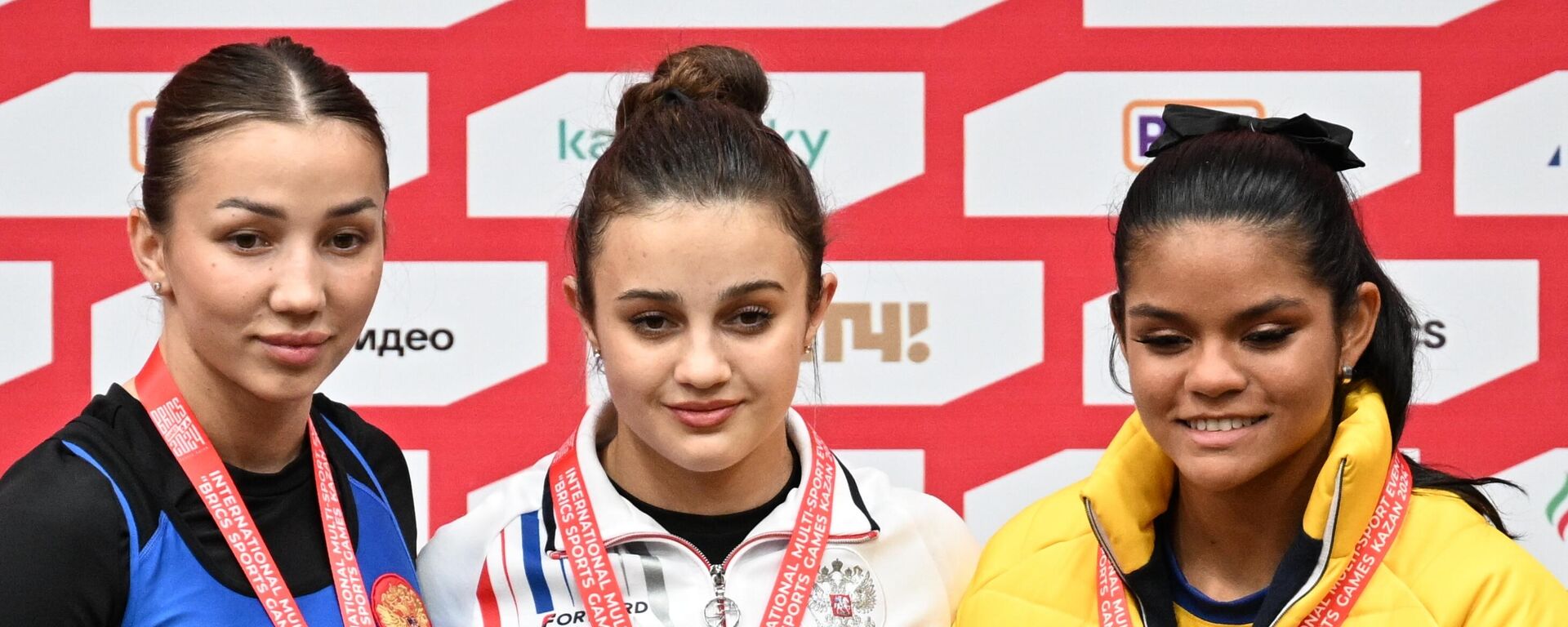 Silver medallist Polina Andreeva of Russia, gold medallist Elizaveta Zhatkina of Russia and bronze medallist Victoria Nazareth Tovar Milano of Venezuela - Sputnik International, 1920, 13.06.2024