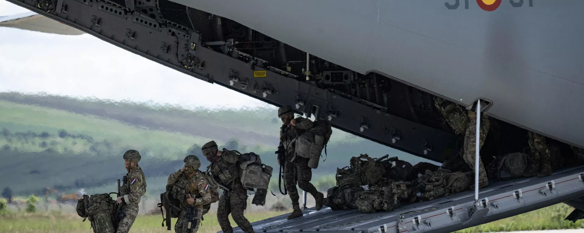 Dutch Army soldiers arrive at 71 Aerial Base Campia Turzii, Romania, on May 14, 2024, by descending from a military cargo plane belonging to Spanish Air Force as part of military exercise Swift Response 24.  - Sputnik International, 1920, 15.06.2024