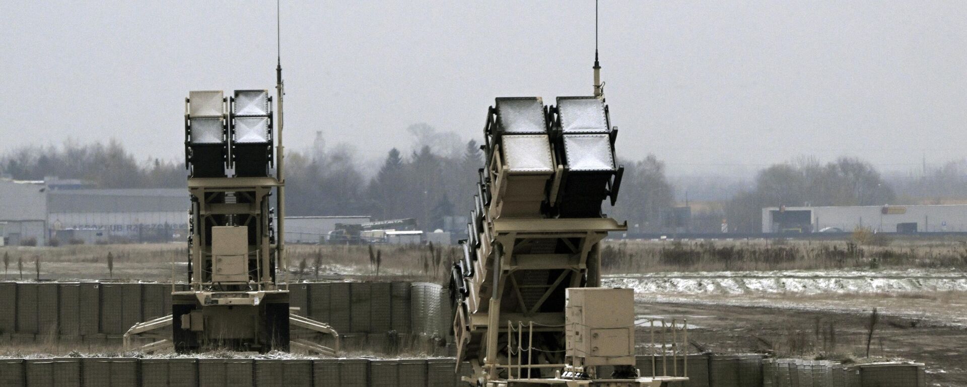 Patriot air defense systems are seen from the plane carrying the German defence minister, at the airport of Rzeszow-Jasionka, Poland, on November 22, 2023.  - Sputnik International, 1920, 09.07.2024