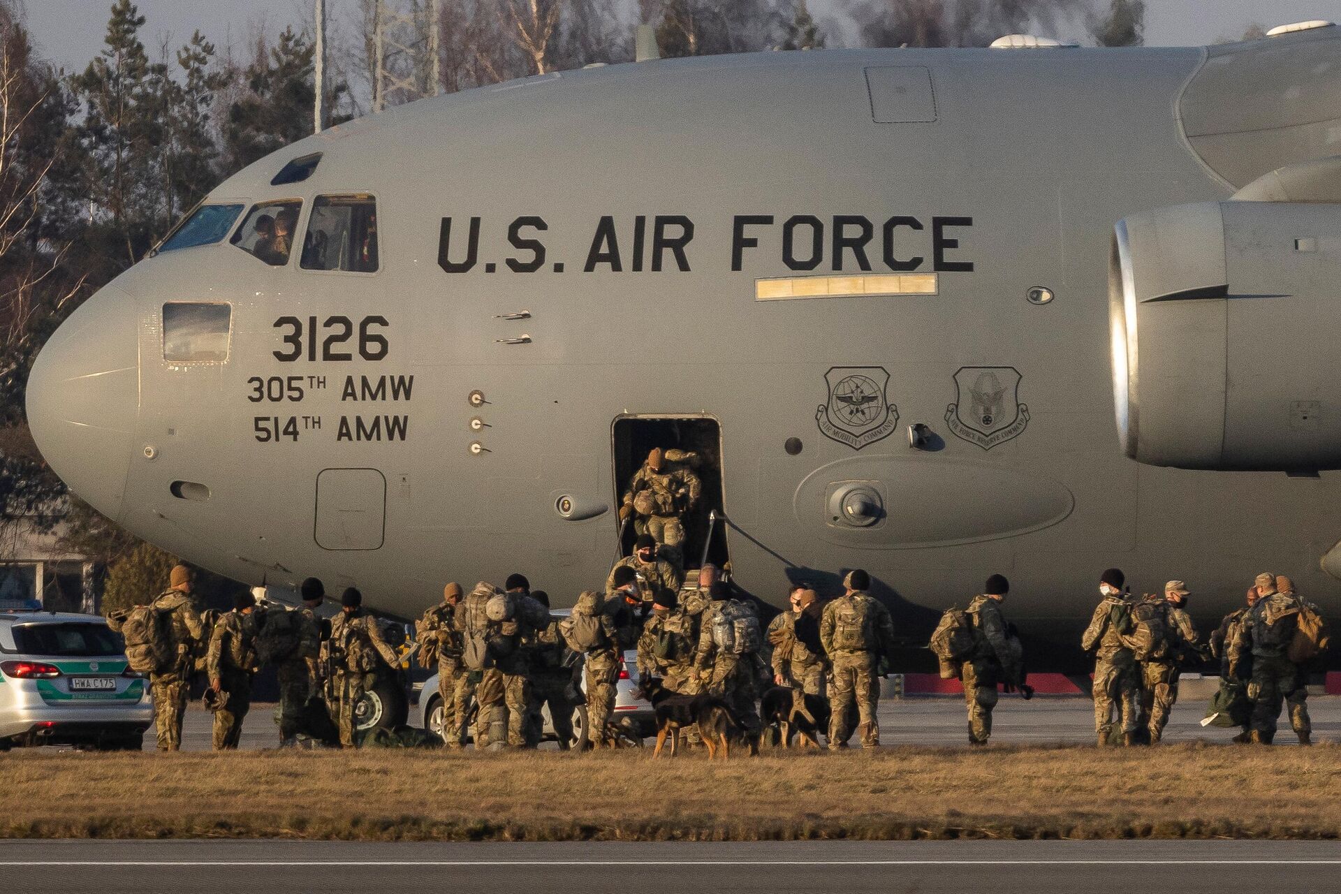 US soldiers disembark from a C-17 Globemaster cargo plane on the tarmac of Rzeszow-Jasionka Airport, south eastern Poland, on February 16, 2022.  - Sputnik International, 1920, 15.06.2024