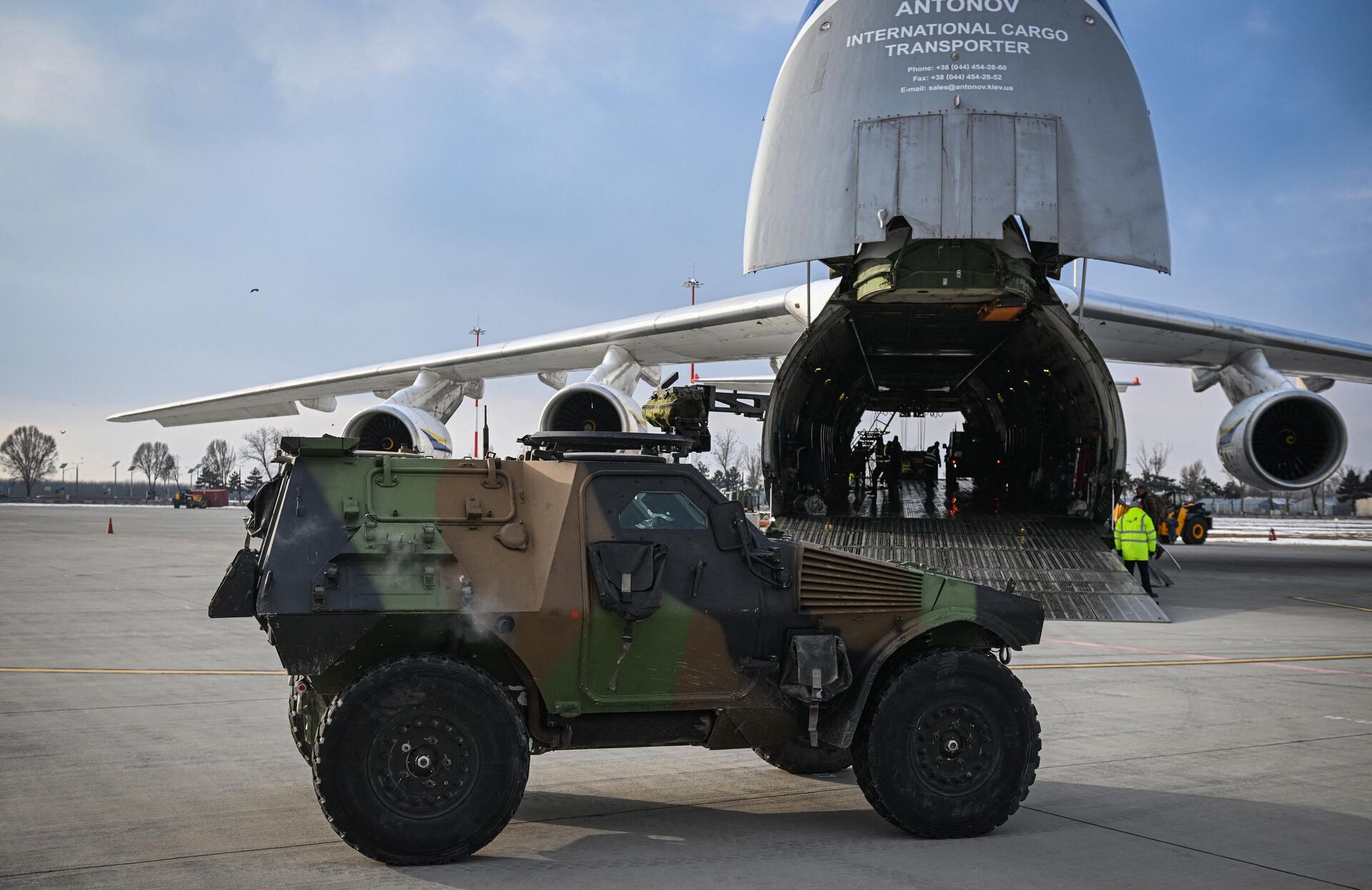 Military equipment of the French army is downloaded from an Antonov 124 freight airplane, at Mihail Kogalniceanu Air Base near Constanta, Romania, on March 3, 2022. - Sputnik International, 1920, 15.06.2024