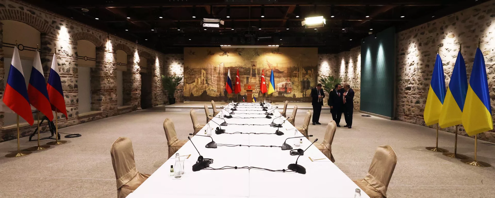 The table at which the Russian-Ukrainian negotiations took place at the Dolmabahce Palace, in Istanbul, Turkiye, in 2022. - Sputnik International, 1920, 15.06.2024