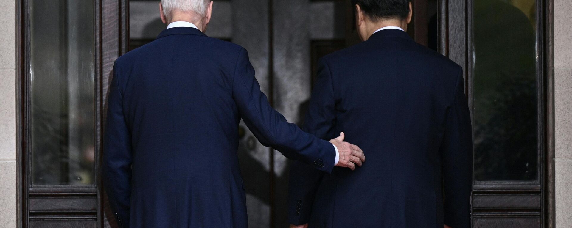 US President Joe Biden and Chinese President Xi Jinping arrive for a meeting during the Asia-Pacific Economic Cooperation (APEC) Leaders' week in Woodside, California on November 15, 2023. - Sputnik International, 1920, 16.06.2024