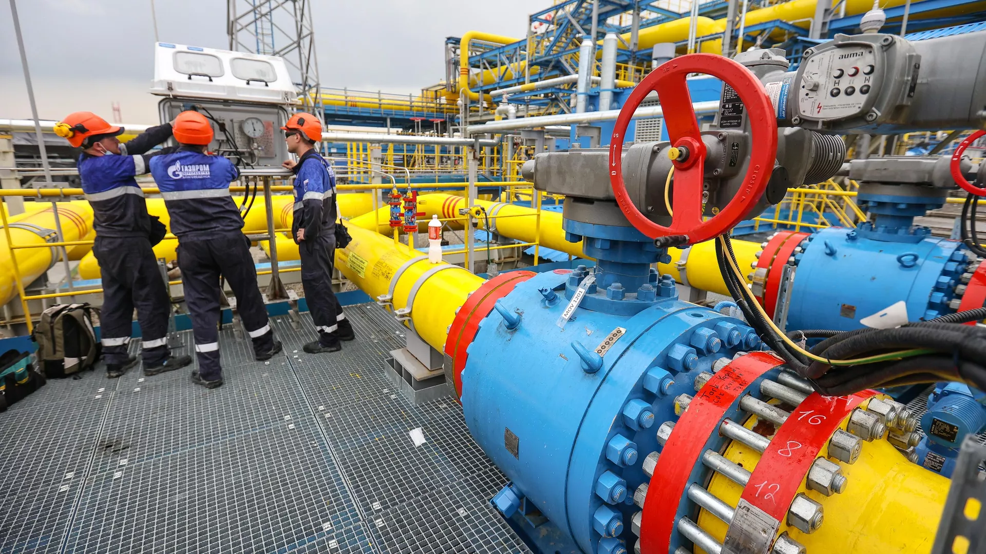 Employees work at the gas metering units of the Gazprom's Amur Gas Processing Plant near the town of Svobodny, Amur Region, Russia.  - Sputnik International, 1920, 04.10.2024