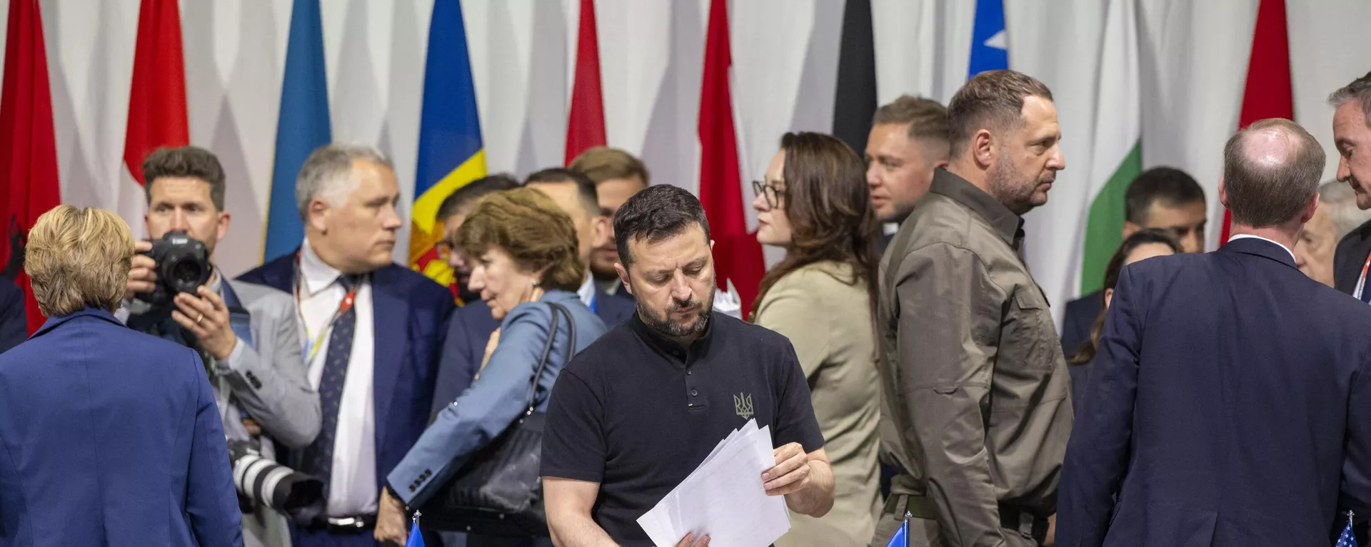  Ukraine's President Volodymyr Zelensky (C) looks at papers as he attends a plenary session at the Summit on peace in Ukraine, at the luxury Burgenstock resort, near Lucerne, on June 16, 2024. - Sputnik International, 1920, 16.06.2024