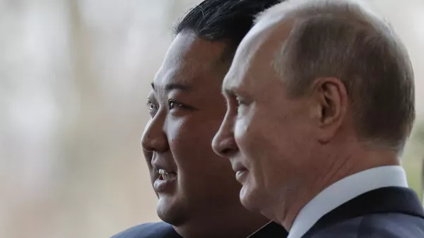 Russian President Vladimir Putin welcomes North Korean leader Kim Jong Un prior to their talks at the Far Eastern Federal University campus on Russky island in the far-eastern Russian port of Vladivostok on April 25, 2019.  - Sputnik International