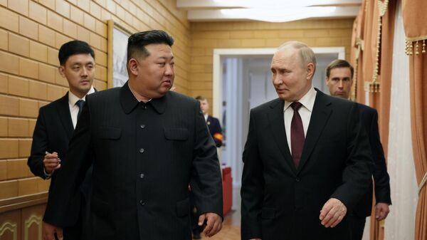 Vladimir Putin and Kim Jong-un - Sputnik International