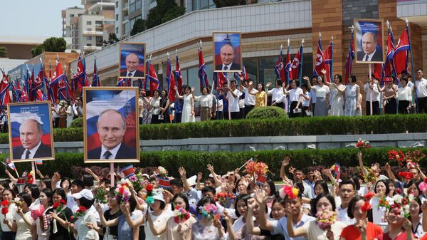 People of North Korea greet Russian President Vladimir Putin - Sputnik International