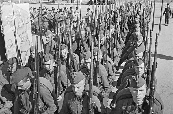 The invasion, however ferocious, failed to break the spirit of the Soviets. Thousands rushed to enlist and bring the fight to the enemy.Above: Soviet soldiers marching to the frontline. June 23, 1941. - Sputnik International