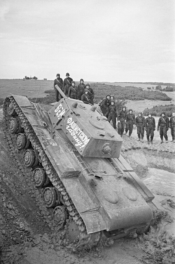 Soviet tank of the armored regiment at the J.V. Stalin&#x27;s Military Academy of Mechanization and Motorization in Moscow. June 1941. - Sputnik International