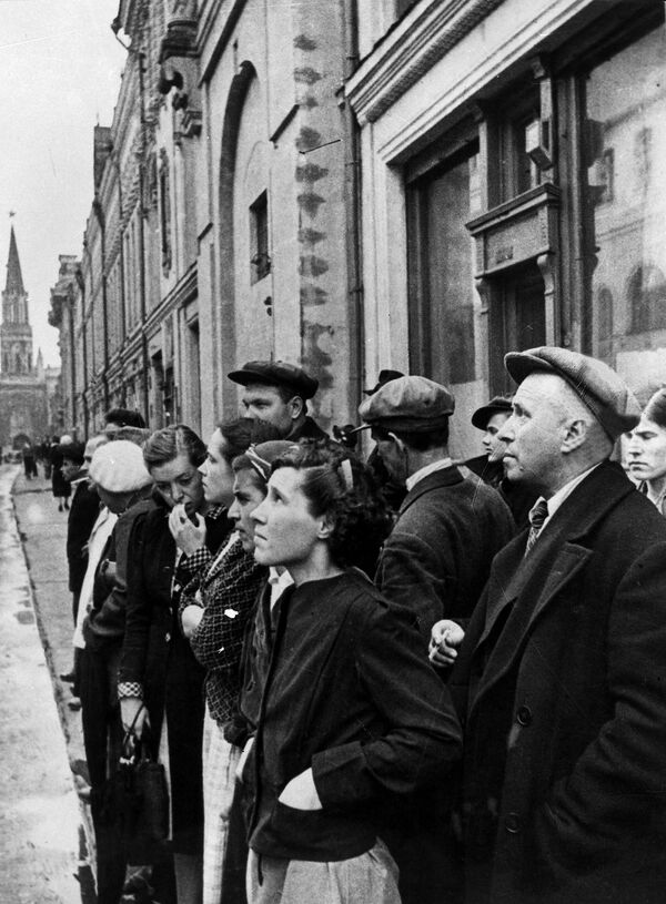 Residents of Moscow listen to the radio broadcast announcing the Nazi German invasion. June 22, 1941. - Sputnik International