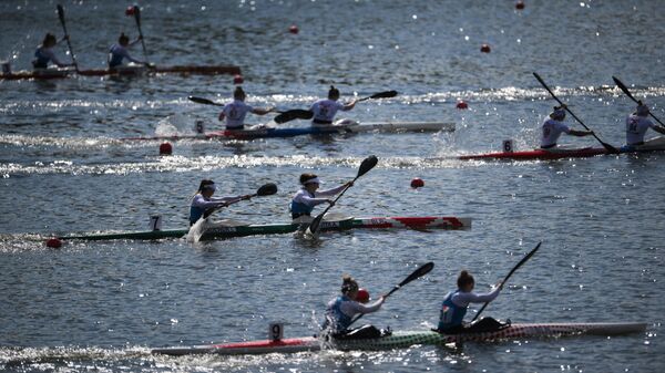 Athletes in the women's 500m canoe doubles final at the BRICS Games in Kazan. - Sputnik International