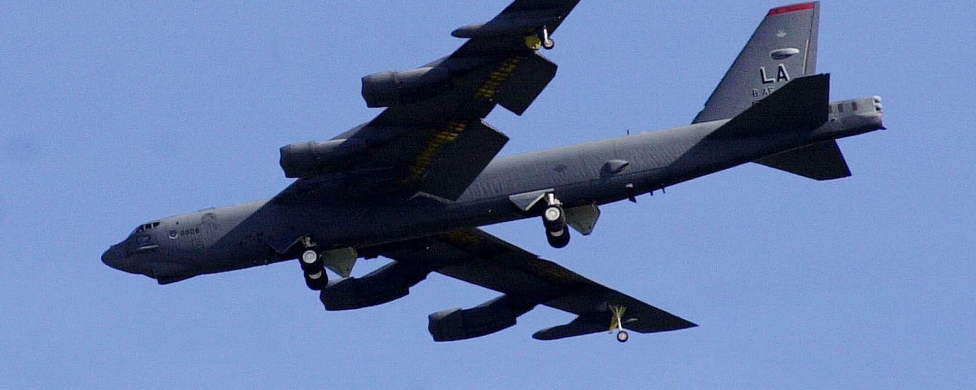 A U.S. B-52 Stratofortress bomber flies over East Hagatna in Guam on Monday afternoon, March 10, 2003.  - Sputnik International, 1920, 23.06.2024