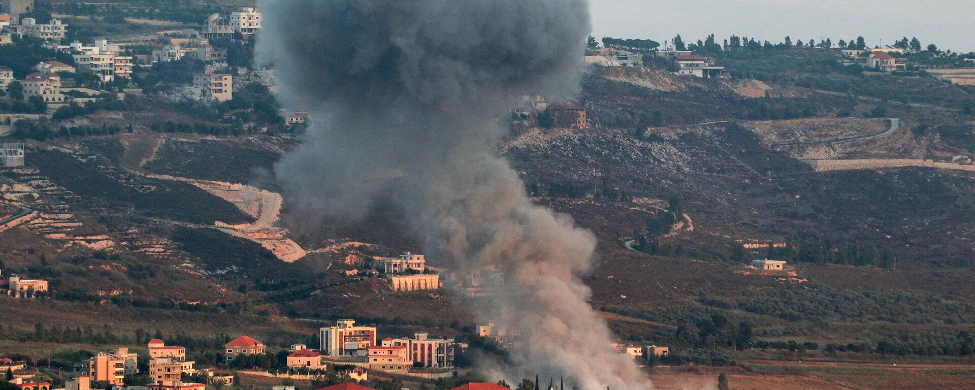 A smoke plume billows during Israeli bombardment on the village of Khiam in south Lebanon near the border with Israel on June 23, 2024 amid ongoing cross-border tensions as fighting continues between Israel and Hamas in the Gaza Strip.  - Sputnik International, 1920, 24.06.2024