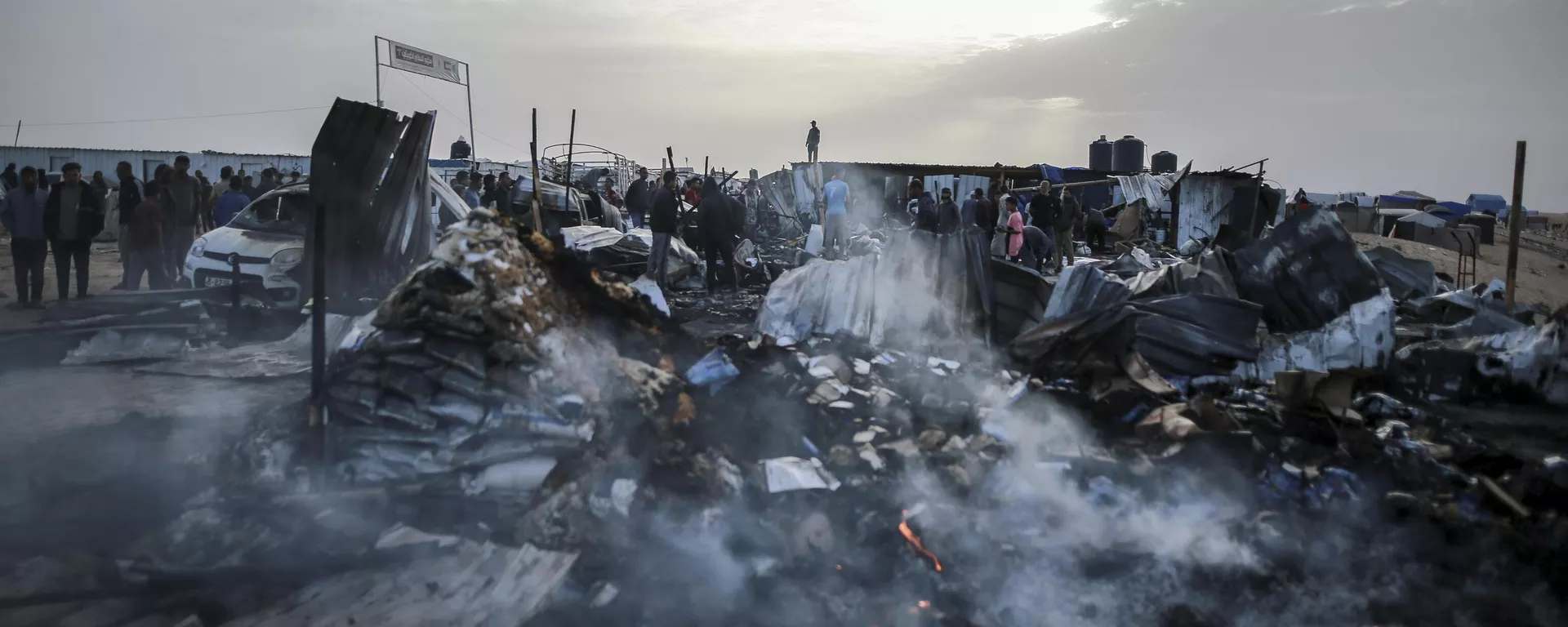 Palestinians look at the destruction after an Israeli strike where displaced people were staying in Rafah, Gaza Strip, Monday, May 27, 2024 - Sputnik International, 1920, 01.08.2024